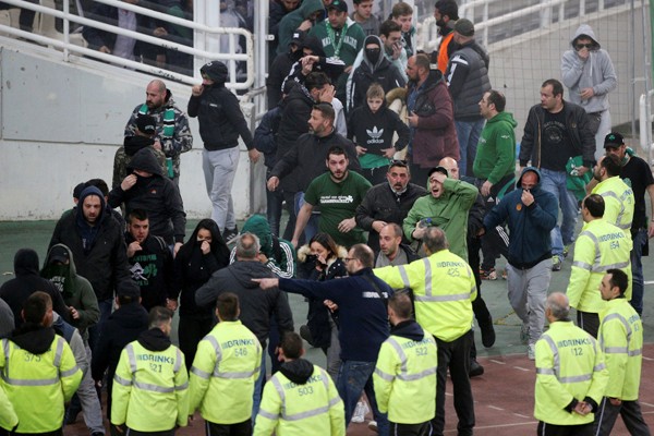 Pháo sáng, hơi cay, derby Hy Lạp phải kết thúc sớm ở phút 70 - Bóng Đá