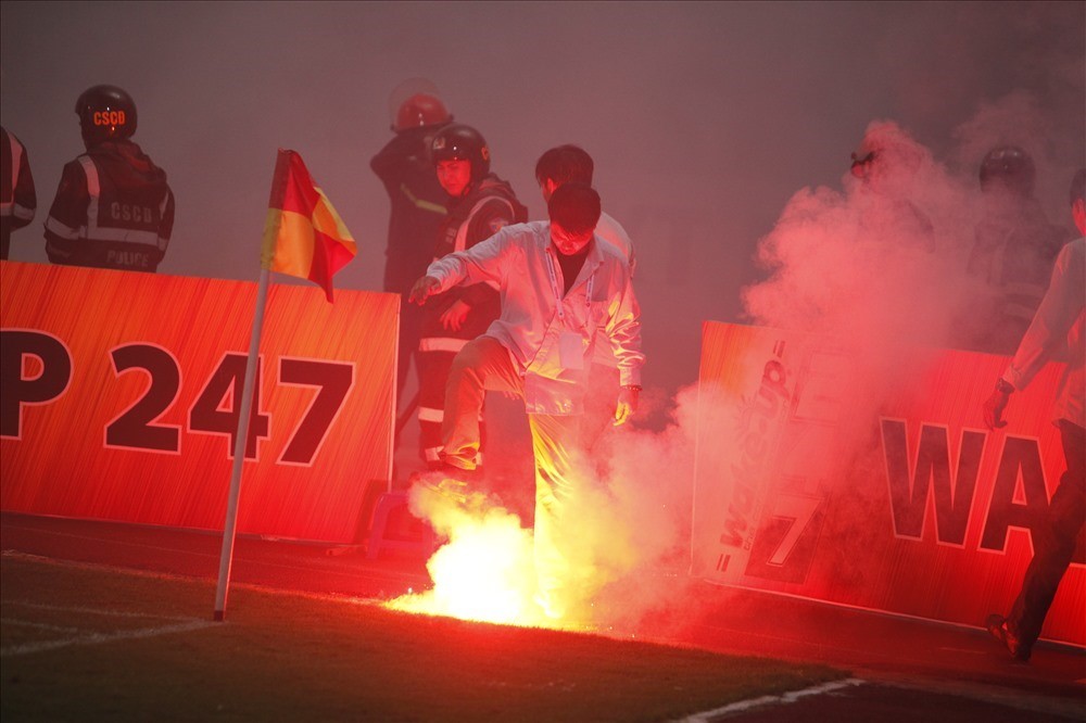 VFF bị phạt gần 1 tỷ đồng vì pháo sáng - Bóng Đá