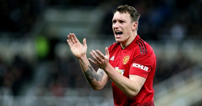 Manchester United fans berate Phil Jones for performance vs Manchester City - Bóng Đá