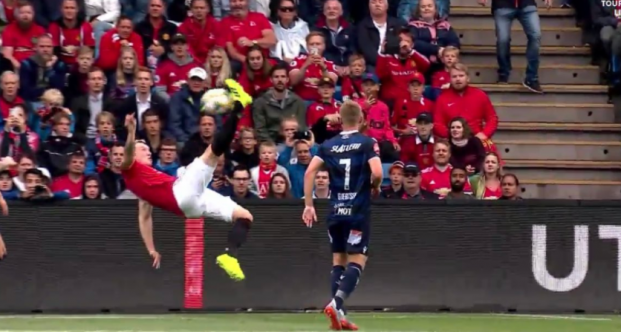 10 tình huống Phil Jones trở thành cảm hứng 'meme' trong màu áo M.U (P2) - Bóng Đá