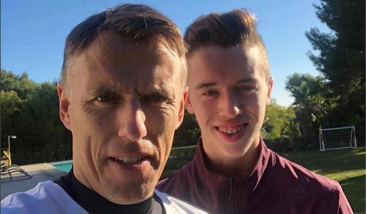 Phil Neville xem con trai thi dau cho Man United - Bóng Đá