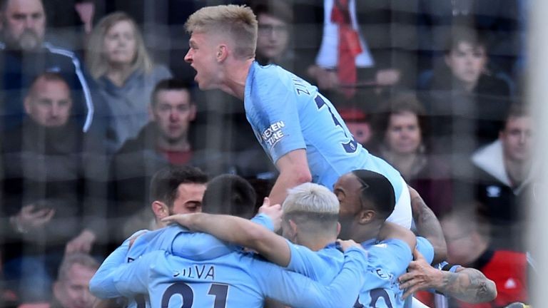 Mendy gửi món quà 'không thể tin được' cho Silva trên sóng truyền hình - Bóng Đá