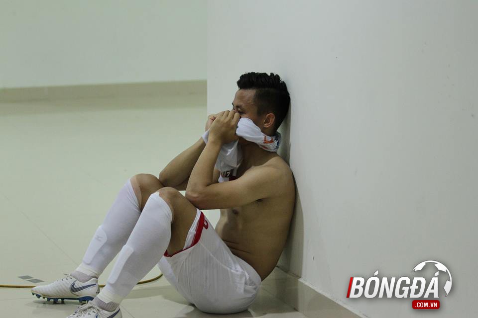 Ra mắt thảm hoạ, Quế Ngọc Hải bật khóc trong đường hầm - Bóng Đá