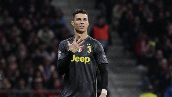 Chủ tịch Atletico đáp trả Ronaldo sau màn chế giễu giơ 5 ngón tay - Bóng Đá