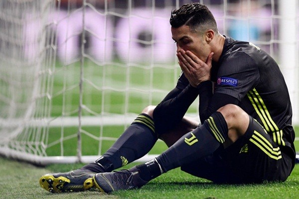 Chủ tịch Atletico đáp trả Ronaldo sau màn chế giễu giơ 5 ngón tay - Bóng Đá