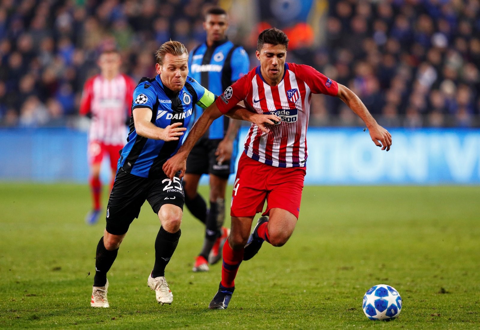 Man City close to signing midfielder - Jose Mourinho recommended target to Man Utd - Bóng Đá