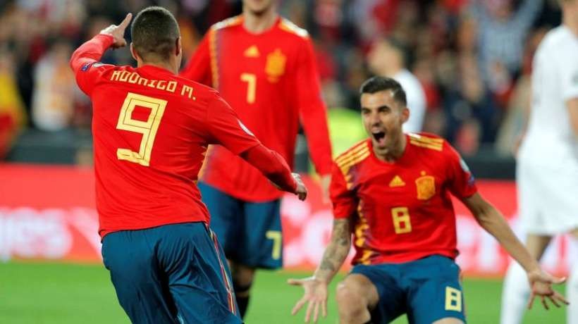 Asensio chụp hình cùng De Gea - Bóng Đá