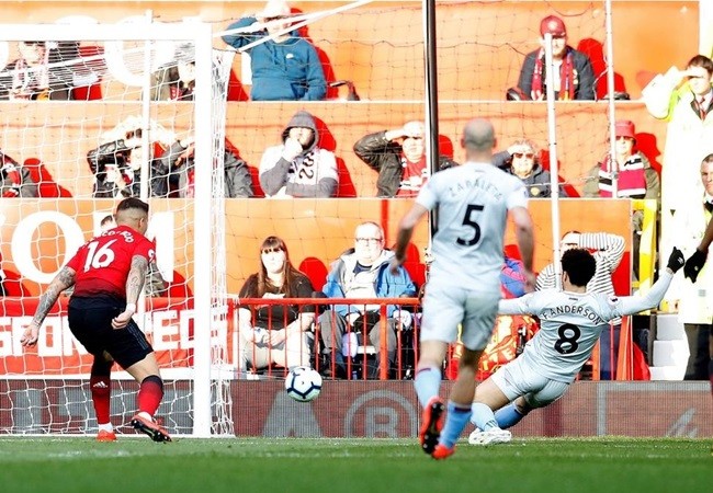 'Rojo đã phá vỡ quy tắc 1 giây' - Bóng Đá