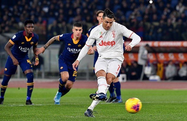 Cristiano Ronaldo ‘sends Chris Smalling back to Maidstone’ with outrageous piece of skill - Bóng Đá