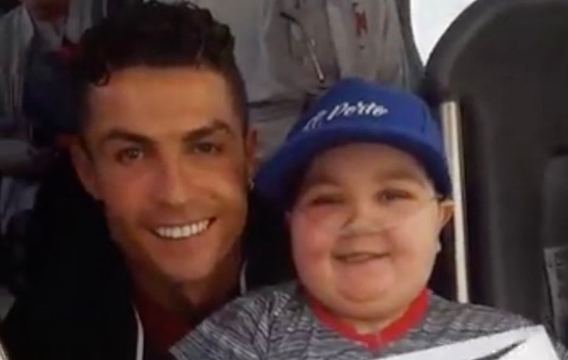 Ronaldo đốn tim fan với hành động này - Bóng Đá