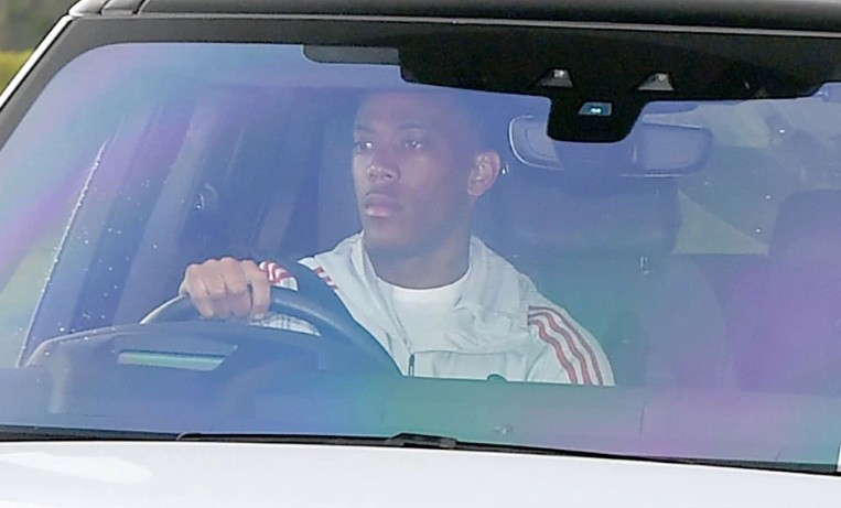 Dalot và Martial bị công nông chắn lối sân tập - Bóng Đá