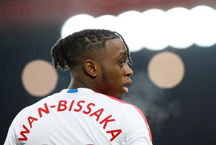 Wan-Bissaka đá vỡ tủ kính - Bóng Đá
