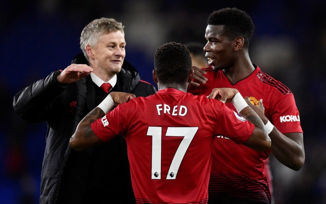Woodward + Solskjaer đi xem đội nữ MU nâng cúp - Bóng Đá