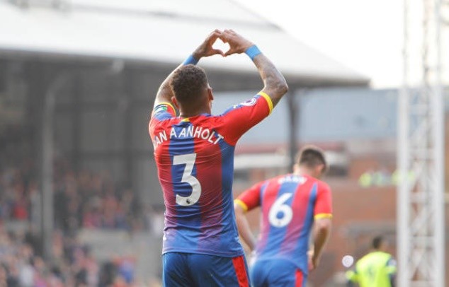 CĐV Huddersfield vỗ tay động viên khi đội nhà xuống hạng - Bóng Đá