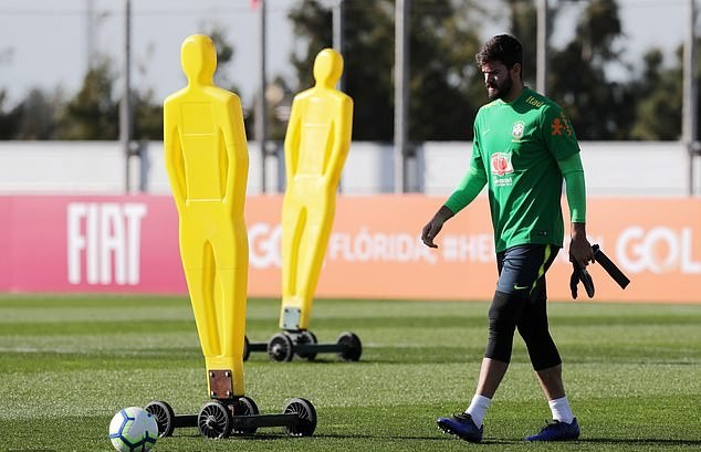 Cạnh tranh với Ederson, Allison khá nghiêm túc trên sân tập Brazil - Bóng Đá