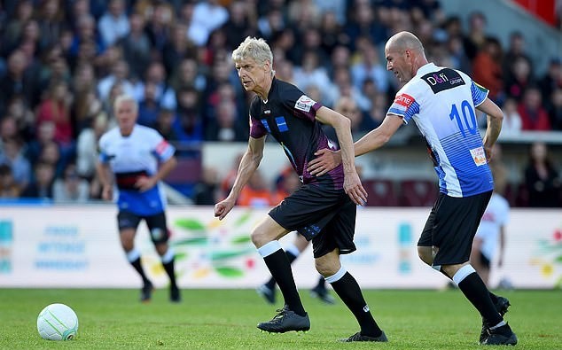 Wenger dùng kỹ năng vượt qua sự truy cản của Zidane - Bóng Đá