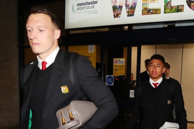 Ảnh Man Utd trở về từ Barcelona - Bóng Đá