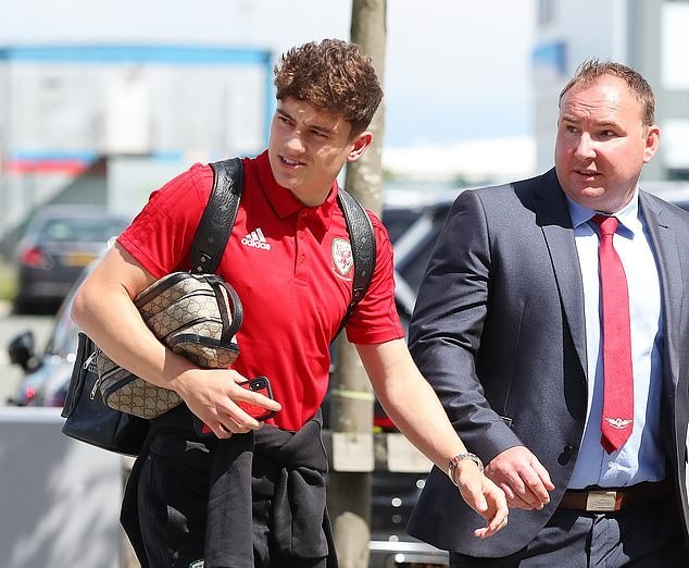 Daniel James lộ diện sau khi kiểm tra y tế - Bóng Đá