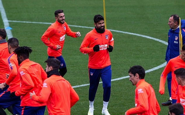Cầu thủ Man City quẩy tới sáng mừng cú ăn ba, tiện thể chia tay Kompany - Bóng Đá