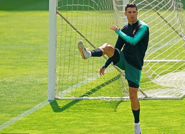 Sung sức trên sân tập, Ronaldo thách thức Van Dijk và Hà Lan - Bóng Đá
