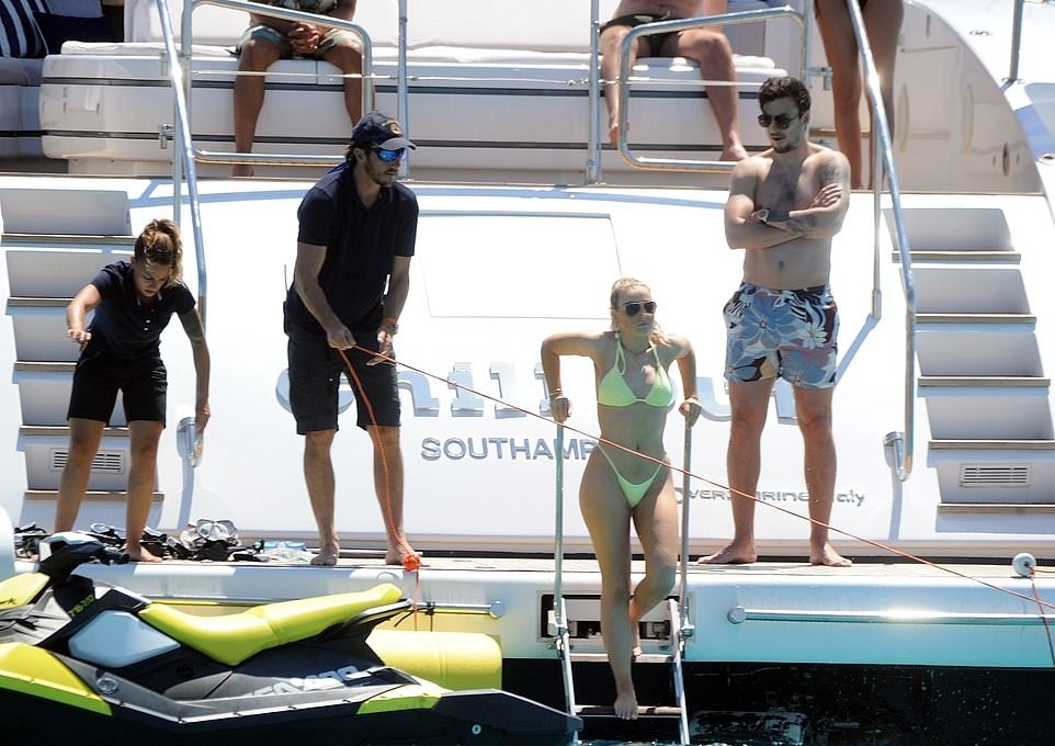 Mừng vô địch, sao Liverpool chạm vùng nhạy cảm của bạn gái bốc lửa - Bóng Đá