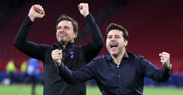 Pochettino gục đầu, khóc nức nở khi Tottenham ngược dòng không tưởng - Bóng Đá