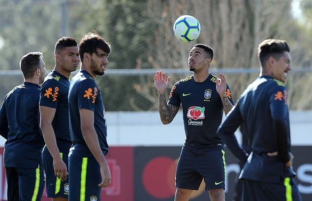 Cạnh tranh với Ederson, Allison khá nghiêm túc trên sân tập Brazil - Bóng Đá