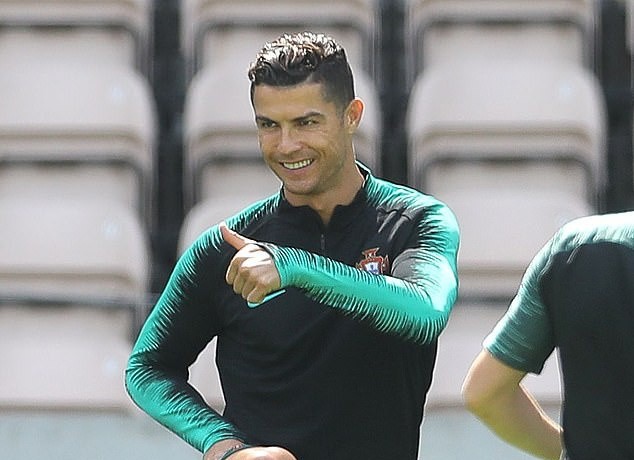 Sung sức trên sân tập, Ronaldo thách thức Van Dijk và Hà Lan - Bóng Đá