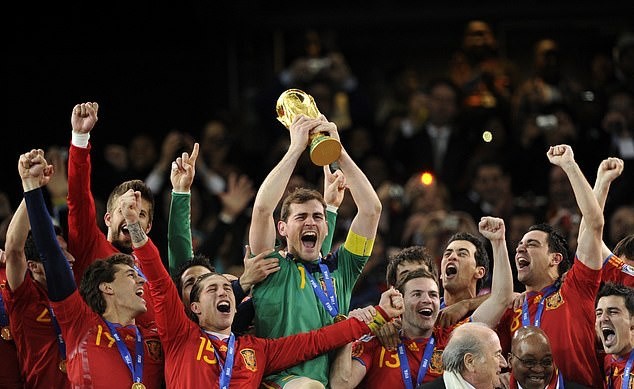 Casillas nhập viện, rất nhiều lời chúc tốt đẹp được gửi tới anh - Bóng Đá