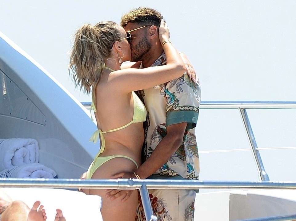 Mừng vô địch, sao Liverpool chạm vùng nhạy cảm của bạn gái bốc lửa - Bóng Đá