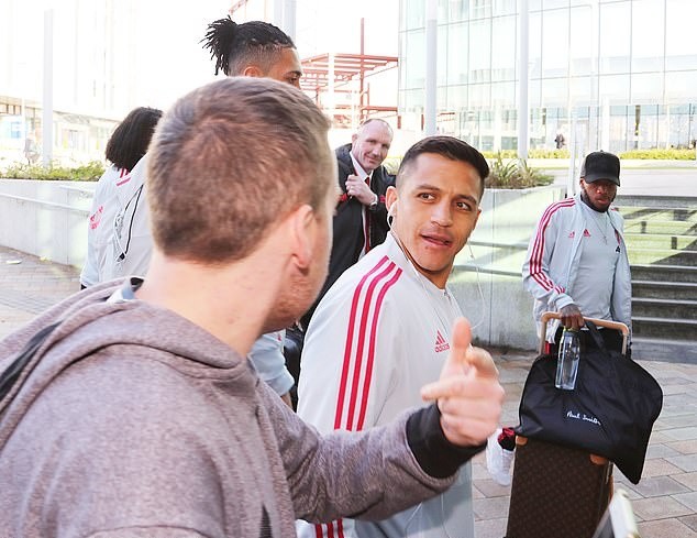 Ảnh Man Utd di chuyển tới London - Bóng Đá