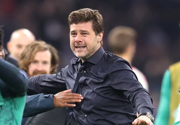 Pochettino gục đầu, khóc nức nở khi Tottenham ngược dòng không tưởng - Bóng Đá