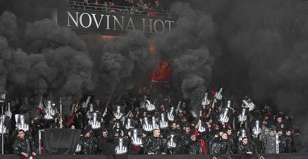 Sẩy chân trước đội bét bảng, Dortmund chỉ còn hơn Bayern 3 điểm - Bóng Đá