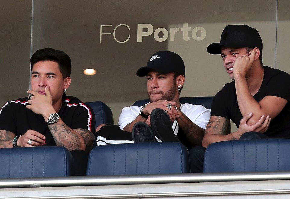 Neymar trên khán đài chứng kiến Brazil hoà - Bóng Đá