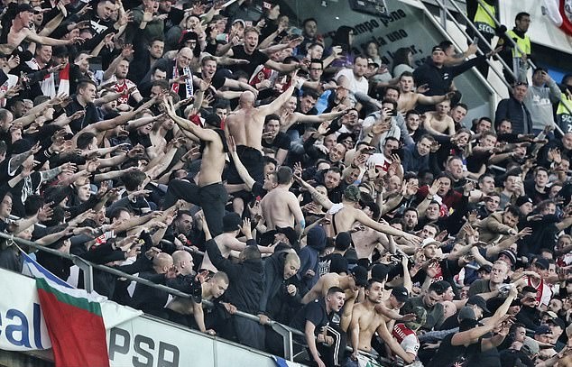 Real Madrid sụp đổ, người cũ Man Utd ăn mừng điên cuồng - Bóng Đá