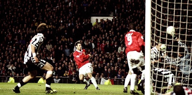 Solskjaer ghi bàn, huyền thoại M.U đả bại Bayern Munich tái hiện cú ăn 3 - Bóng Đá