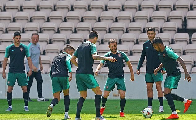 Sung sức trên sân tập, Ronaldo thách thức Van Dijk và Hà Lan - Bóng Đá