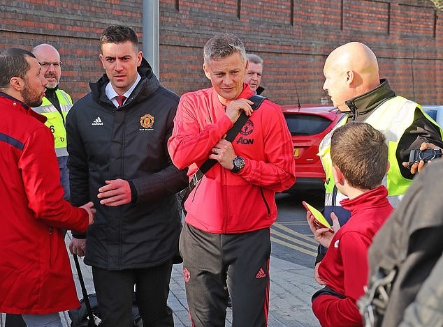 Ảnh Man Utd di chuyển tới London - Bóng Đá