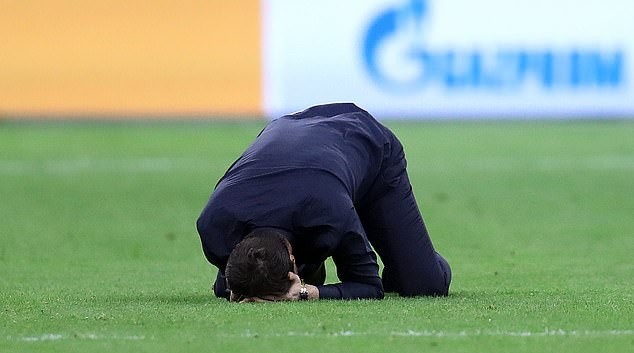 Pochettino gục đầu, khóc nức nở khi Tottenham ngược dòng không tưởng - Bóng Đá