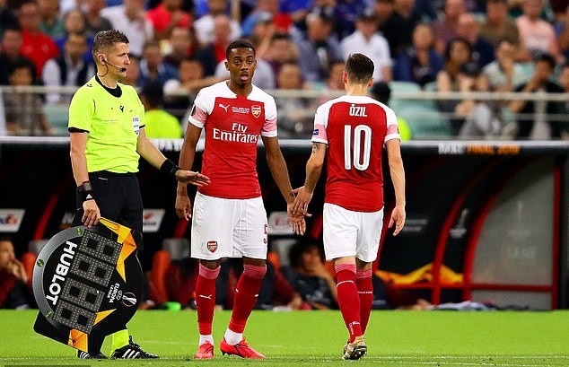 Torreira, Ozil khóc - Bóng Đá