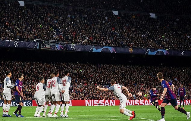 Một mình Messi trong vòng vây Van Dijk và 2, 3 cầu thủ Liverpool - Bóng Đá