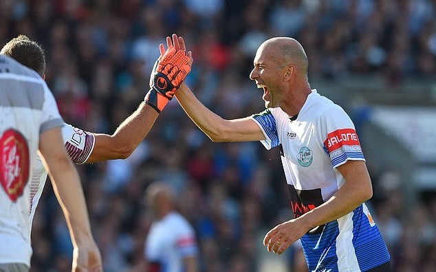 Wenger dùng kỹ năng vượt qua sự truy cản của Zidane - Bóng Đá