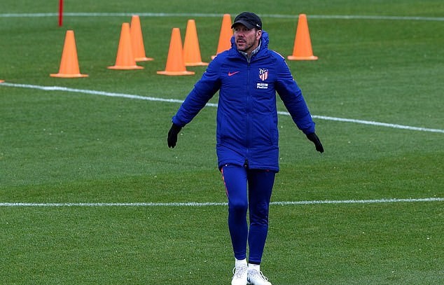 Cầu thủ Man City quẩy tới sáng mừng cú ăn ba, tiện thể chia tay Kompany - Bóng Đá