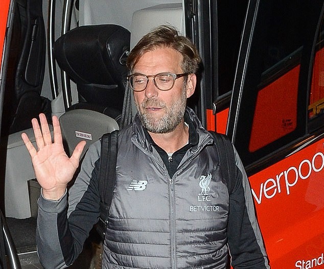 Ảnh cầu thủ Liverpool tới khách sạn - Bóng Đá
