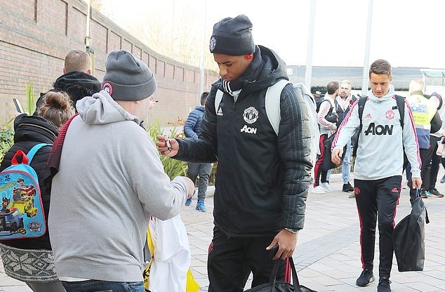 Ảnh Man Utd di chuyển tới London - Bóng Đá