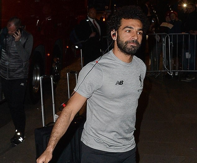 Ảnh cầu thủ Liverpool tới khách sạn - Bóng Đá