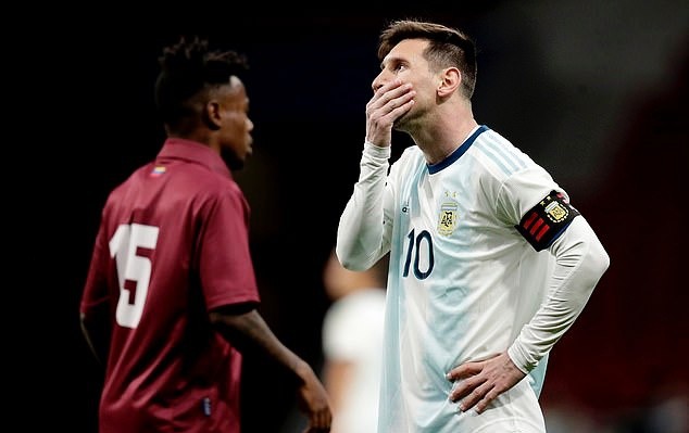 Ngày trở lại Argentina thất bại, Messi lầm lũi quay về Barcelona - Bóng Đá