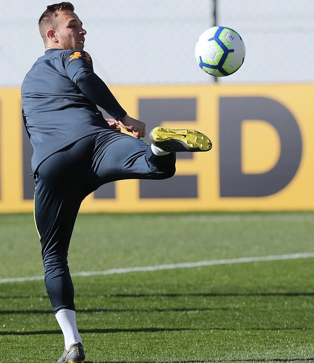 Cạnh tranh với Ederson, Allison khá nghiêm túc trên sân tập Brazil - Bóng Đá