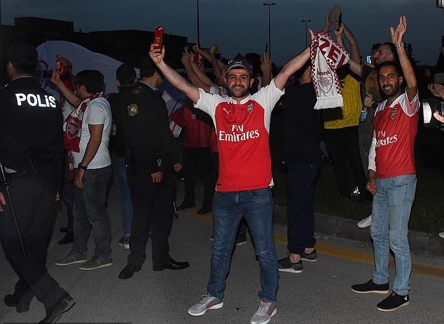 Cầu thủ Arsenal đầy tâm trạng đặt chân đến Baku - Bóng Đá