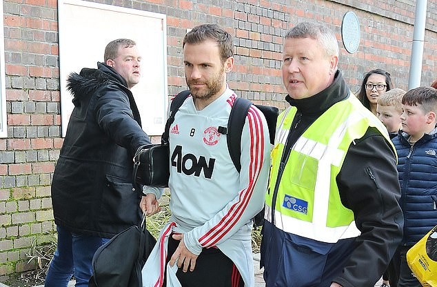 Ảnh Man Utd di chuyển tới London - Bóng Đá